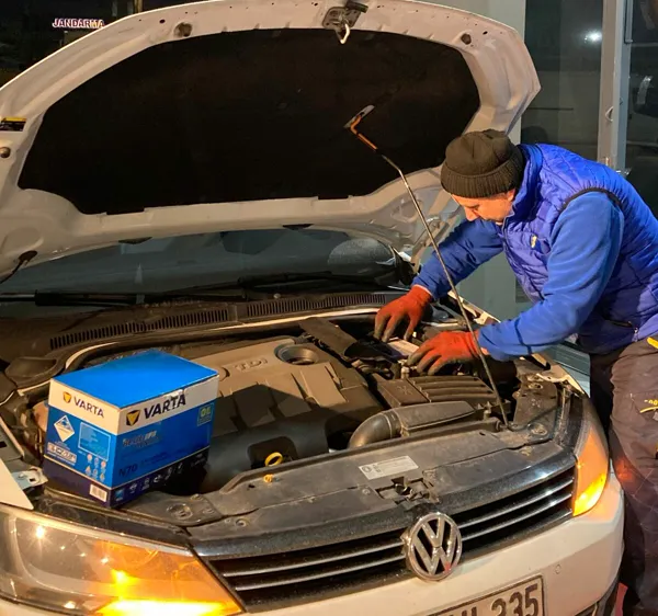 Gece saatlerinde bir aracın aküsünü yerinde değiştiren Akü Lastik Servis teknisyeni