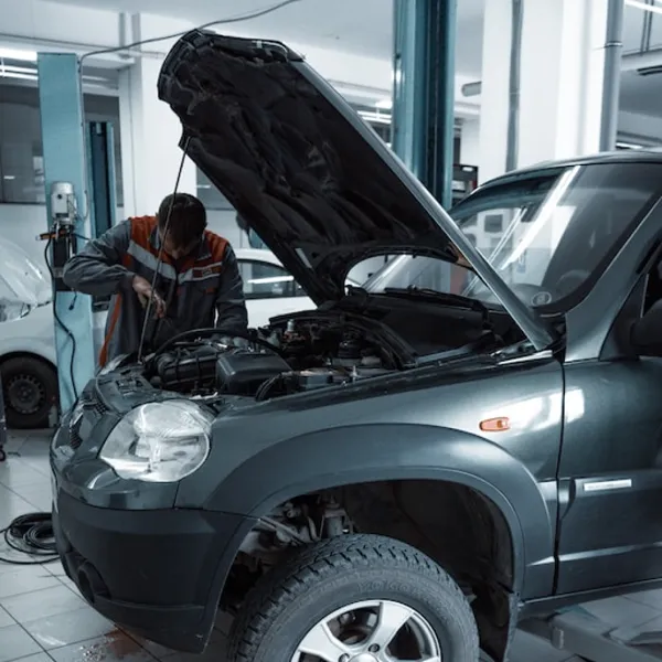 Balans ve rot ayarı için servis bölümüne alınmış araç
